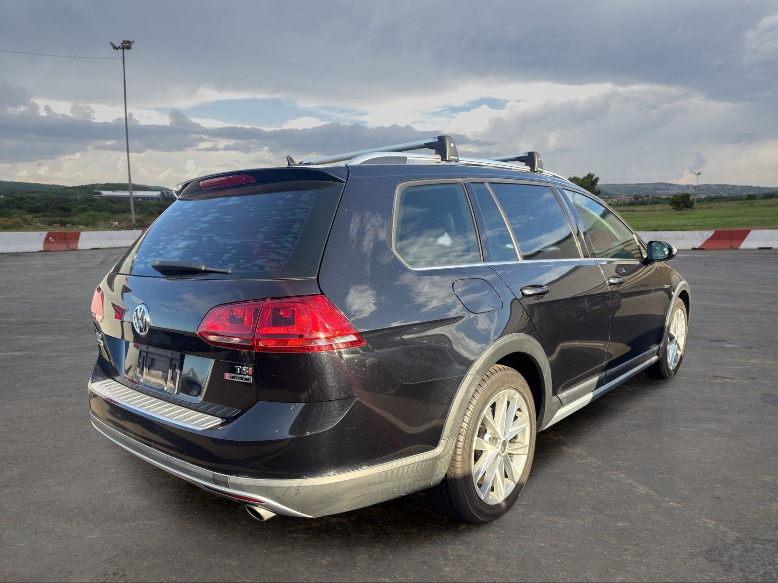 Used 2017 Volkswagen Golf Alltrack SE AWD/4WD image 3