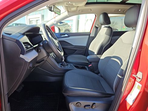 Certified 2022 Volkswagen Taos SE w/ Panoramic Sunroof Package image 10