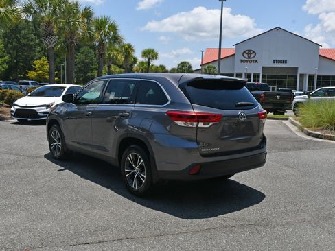 Used 2019 Toyota Highlander LE FWD image 3