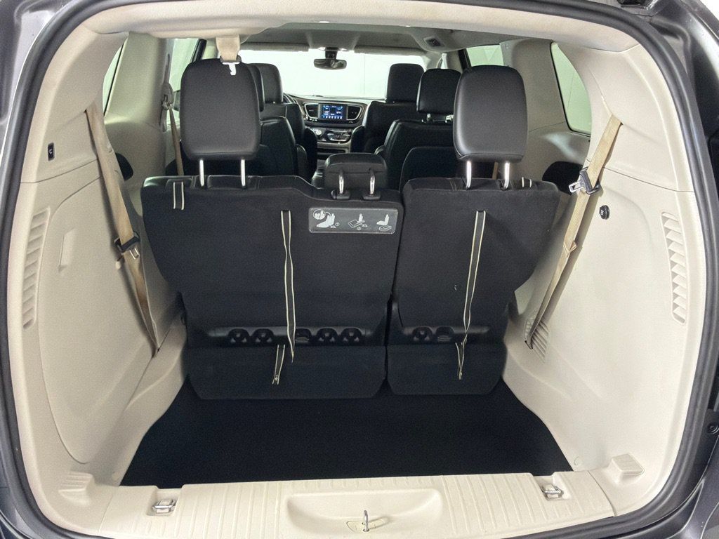 Used 2019 Chrysler Pacifica Touring-L FWD image 19