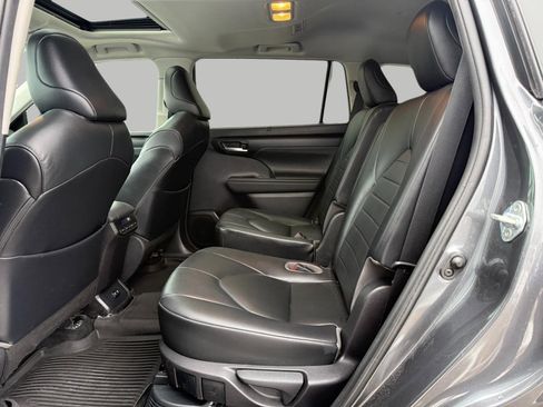 Used 2021 Toyota Highlander XLE image 26
