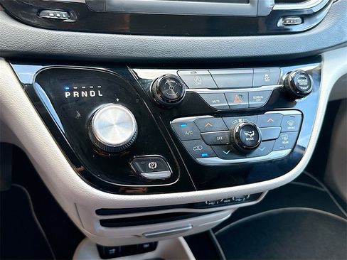 Used 2021 Chrysler Voyager Lxi image 16