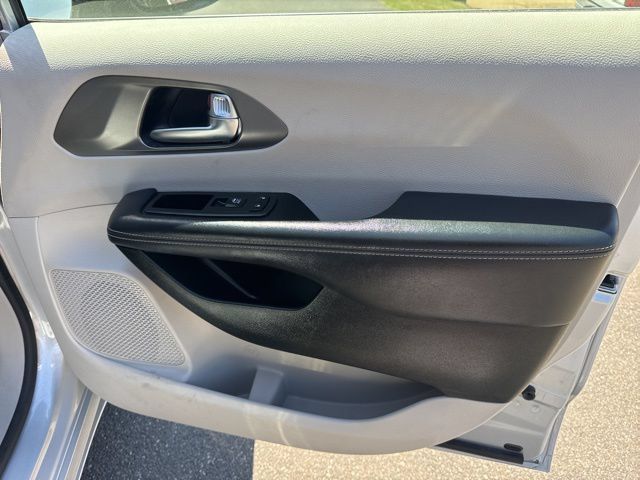 Used 2024 Chrysler Pacifica Touring-L FWD image 30