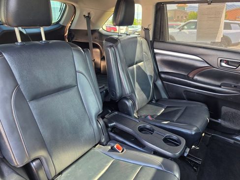 Used 2019 Toyota Highlander XLE AWD/4WD image 17