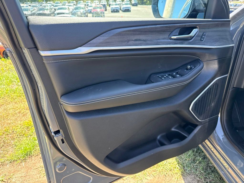 New 2027 Jeep Grand Cherokee Limited AWD/4WD image 18