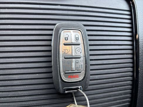 Used 2025 Chrysler Pacifica Limited FWD image 17