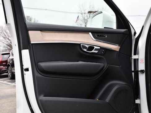 Certified 2025 Volvo XC90 B6 Plus image 9