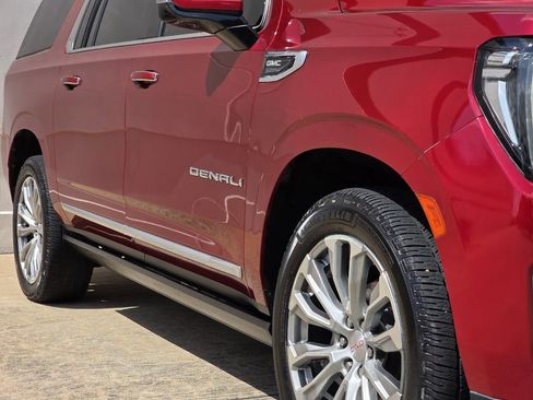 Used 2022 GMC Yukon XL Denali AWD/4WD image 46