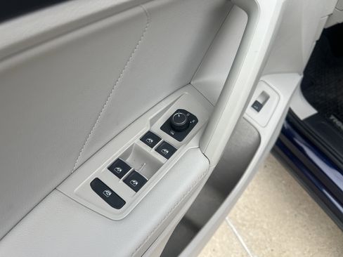 Certified 2023 Volkswagen Tiguan SE w/ Panoramic Sunroof Package image 11