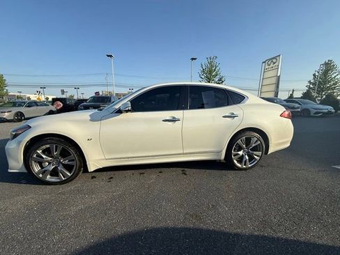 Used 2019 INFINITI Q70 Luxe w/ Sport Package AWD/4WD image 7
