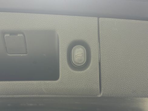 Used 2020 Chevrolet Suburban LT w/ Luxury Package image 11