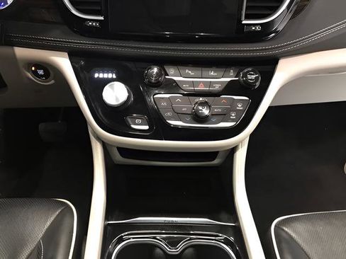 Used 2024 Chrysler Pacifica Limited FWD image 16