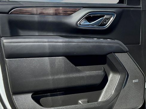 Used 2023 Chevrolet Suburban Z71 image 12