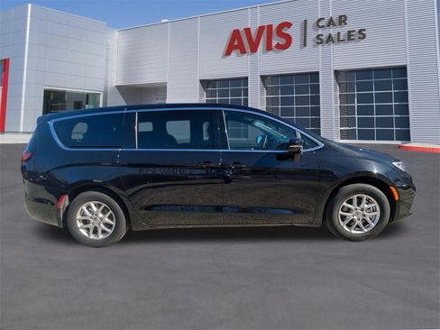 Used 2025 Chrysler Pacifica Select image 5