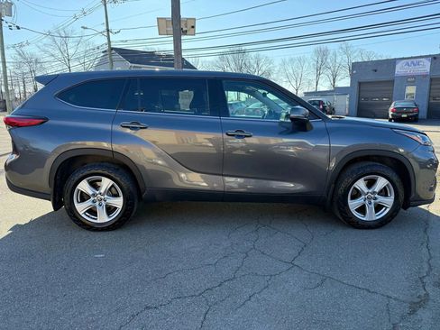 Used 2020 Toyota Highlander LE image 4