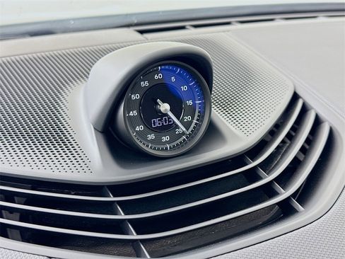 Used 2024 Porsche Taycan image 17