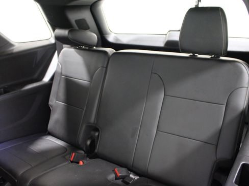 Used 2022 Chevrolet Traverse LT FWD image 21