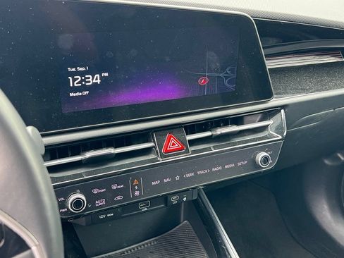 Certified 2023 Kia Niro EX FWD image 17