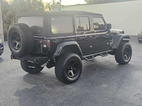 Used 2018 Jeep Wrangler Unlimited Sahara AWD/4WD image 12