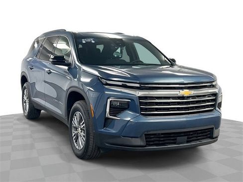 Certified 2025 Chevrolet Traverse LT image 1