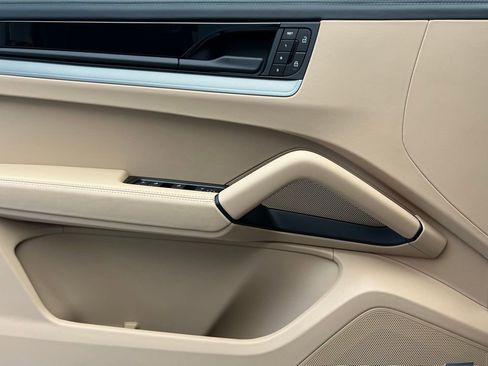 Certified 2025 Porsche Cayenne Coupe AWD/4WD image 19