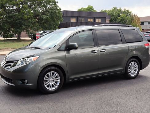Used 2012 Toyota Sienna XLE image 10
