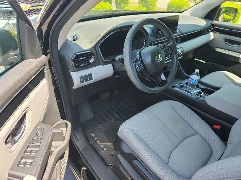 Used 2023 Honda Pilot LX image 6