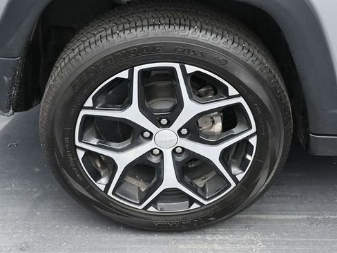 Used 2024 Jeep Compass Latitude image 40