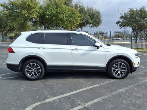 Used 2020 Volkswagen Tiguan SE w/ Panoramic Sunroof Package image 5