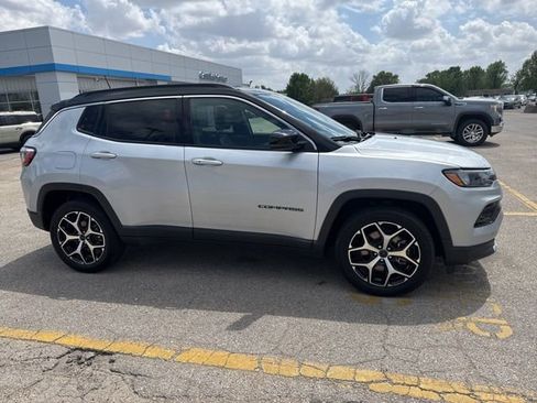 Used 2025 Jeep Compass Limited AWD/4WD image 9