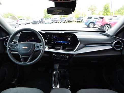 Used 2025 Chevrolet Trax LT FWD image 28