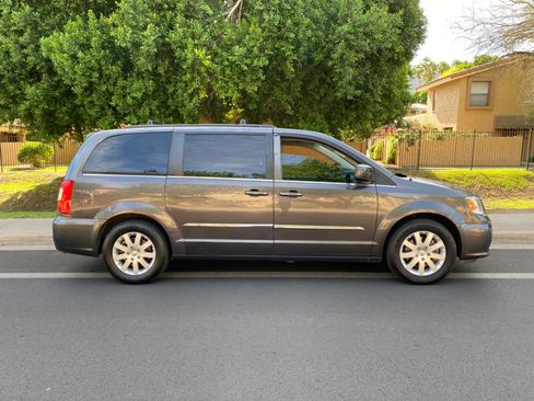 Used 2016 Chrysler Town & Country Touring image 2