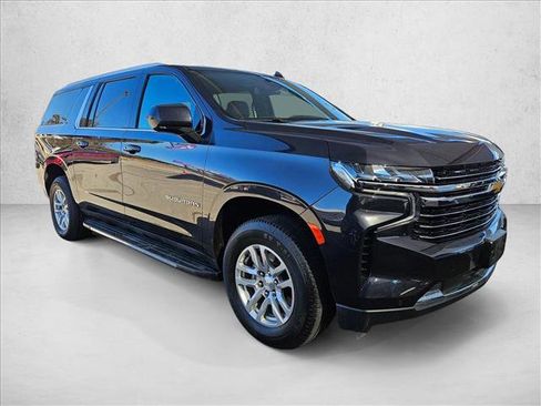 Used 2023 Chevrolet Suburban LT image 3