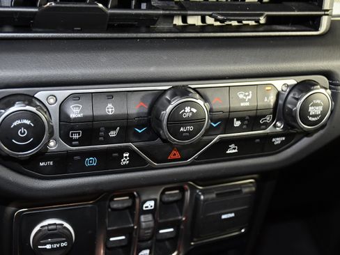 Used 2024 Jeep Wrangler Unlimited Sahara AWD/4WD image 30