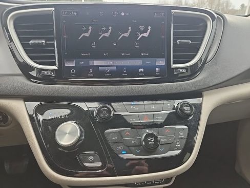Used 2024 Chrysler Pacifica Touring-L image 14