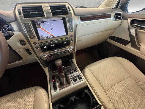 Used 2017 Lexus GX 460 Luxury w/ Preferred Accessory Package AWD/4WD image 3