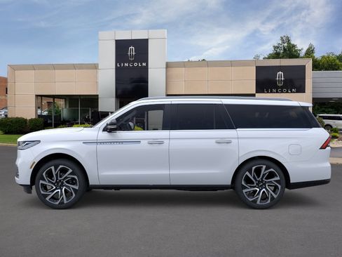 New 2026 Lincoln Navigator L Reserve AWD/4WD image 4