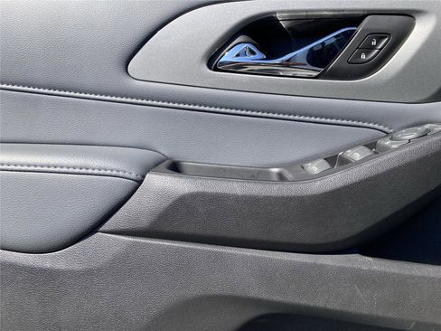 Used 2020 Chevrolet Traverse LT image 25