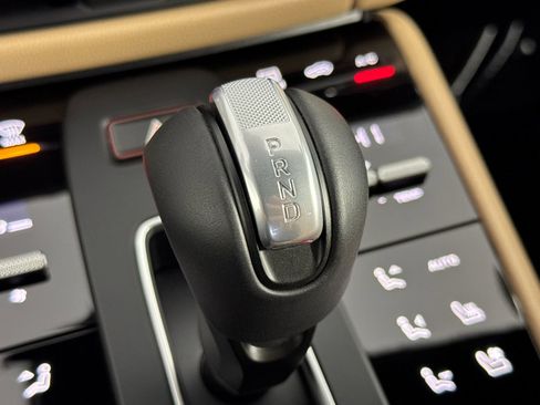 Certified 2025 Porsche Macan image 24