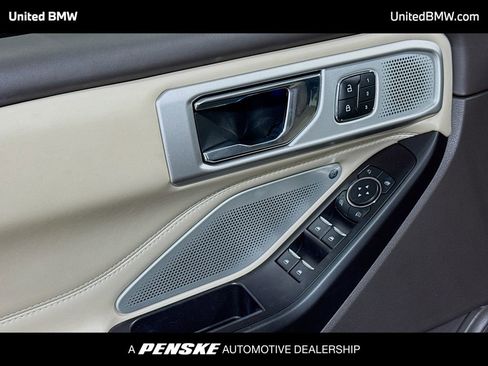 Used 2020 Ford Explorer Platinum w/ Premium Technology Package image 3