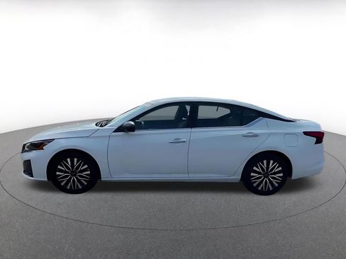 Used 2025 Nissan Altima 2.5 SV FWD image 9