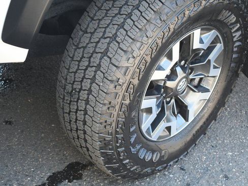 Certified 2022 Toyota Tacoma TRD Off-Road w/ Technology Package AWD/4WD image 11