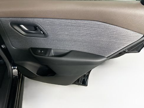 Used 2023 Nissan Rogue S AWD/4WD image 27