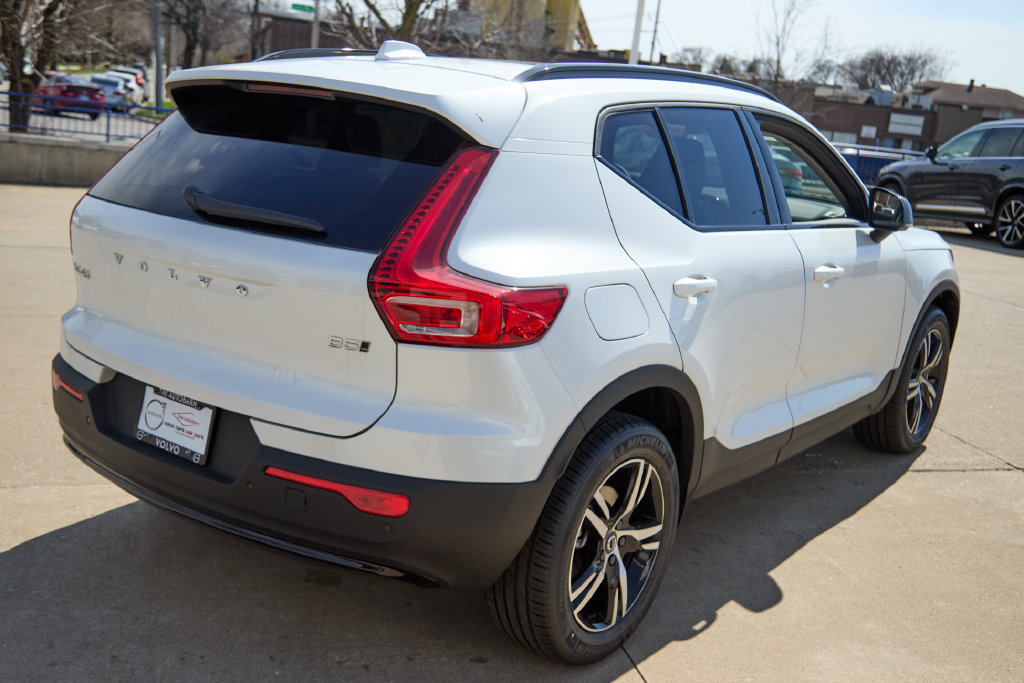 New 2026 Volvo XC40 B5 Core w/ Climate Package AWD/4WD image 9