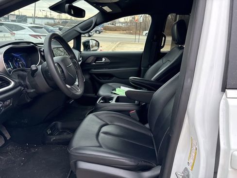 Used 2025 Chrysler Pacifica Select image 9