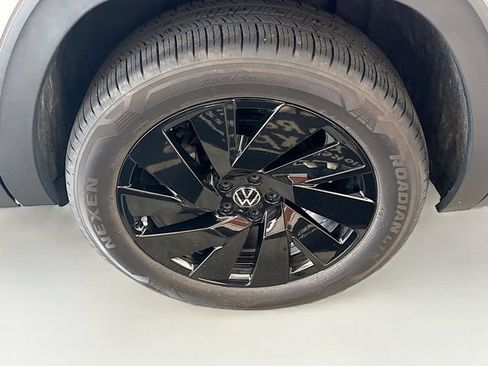 Used 2024 Volkswagen Atlas SE AWD/4WD image 32