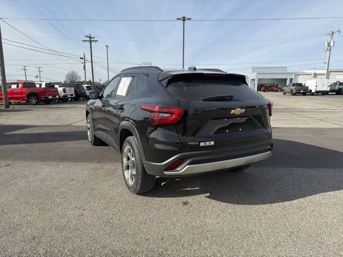 Used 2025 Chevrolet Trax LT w/ LT Convenience Package image 8