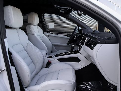 Certified 2023 Porsche Macan Turbo AWD/4WD image 19