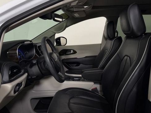 Used 2024 Chrysler Pacifica Limited AWD/4WD image 15