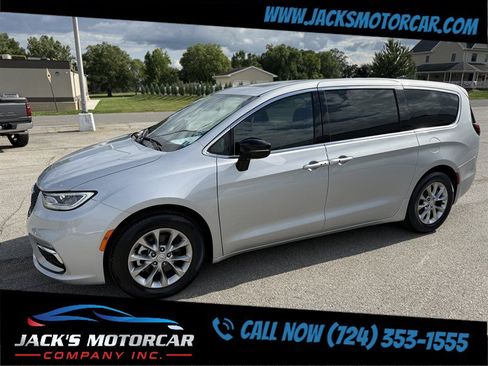 Used 2026 Chrysler Pacifica Limited FWD image 12